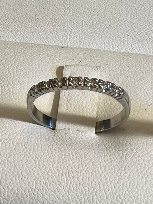ANILLO MODELO CINTILLO EN PLATINO CON 7 DIAMANTES DE CORTE REDONDO BRILLANTE Y UN TOTAL DE 14 PUNTOS APROX. ANILLO MODELO CINTILLO EN PLATINO CON 7 DIAMANTES DE CORTE REDONDO BRILLANTE Y UN TOTAL DE 14 PUNTOS APROX.